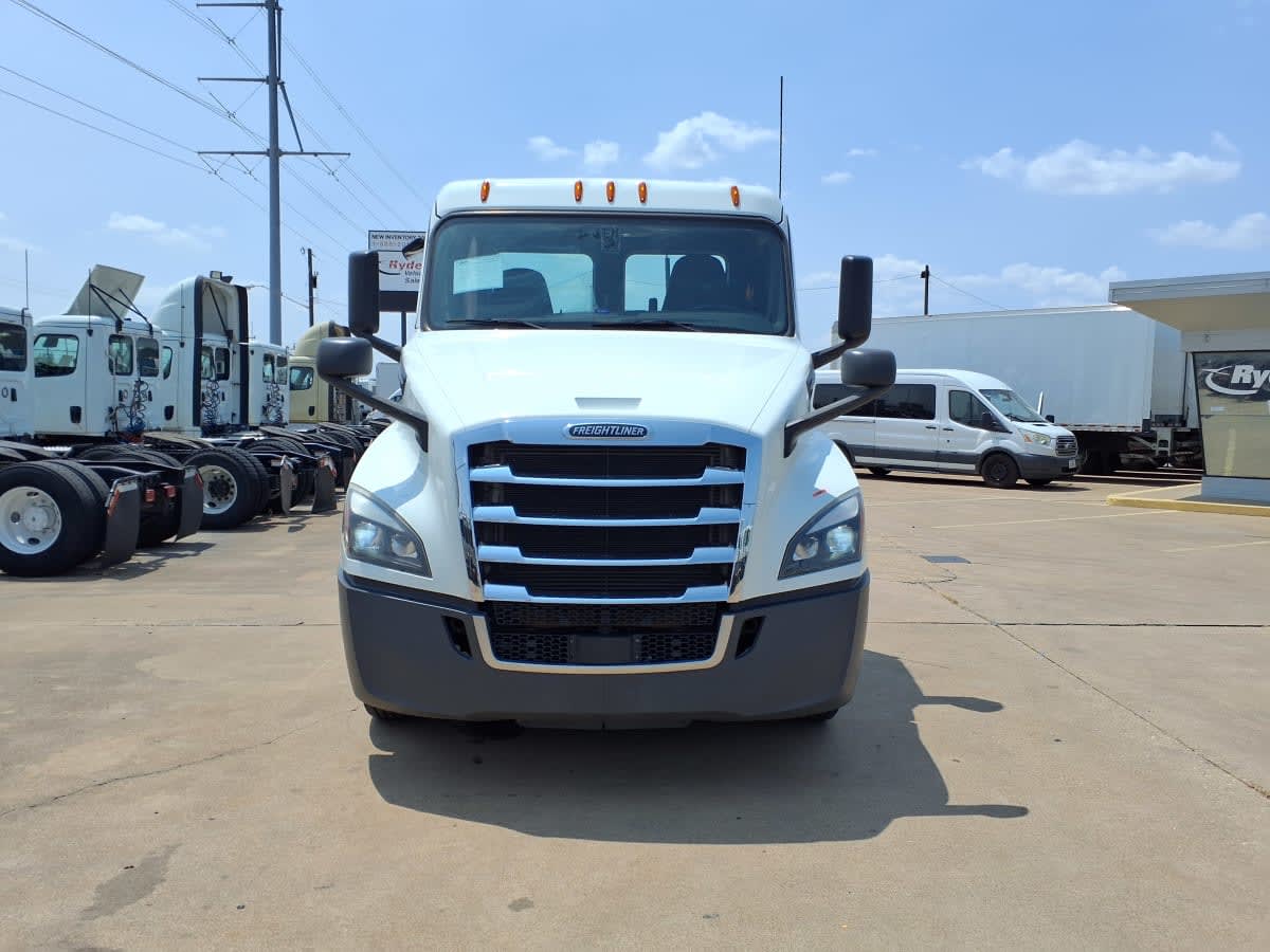 2020 Freightliner Cascadia in Dallas, TX — photo 2