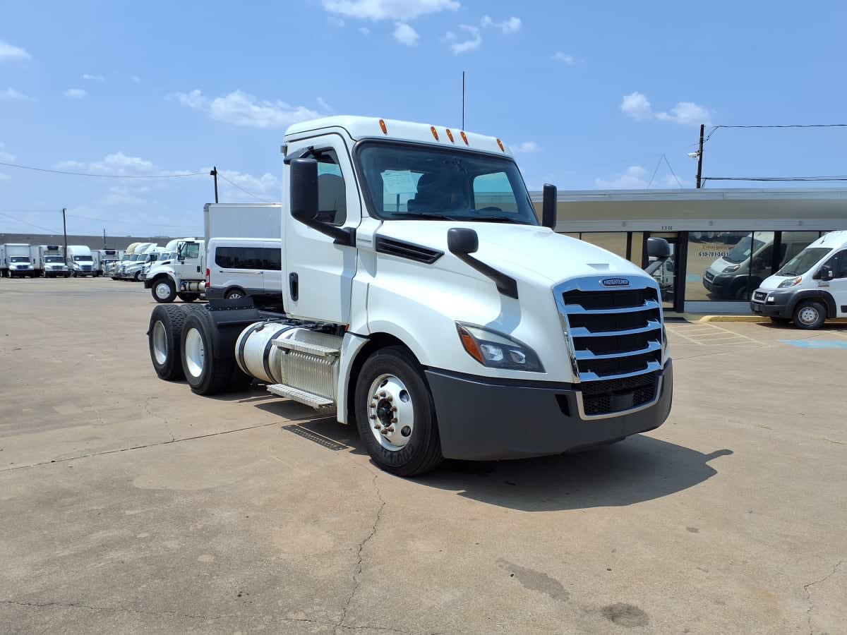 2020 Freightliner Cascadia in Dallas, TX — photo 3