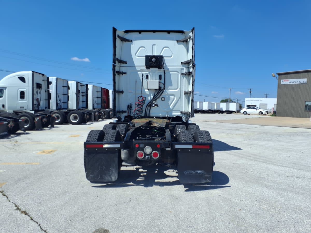 2020 Freightliner Cascadia in Fort Worth, TX — photo 5