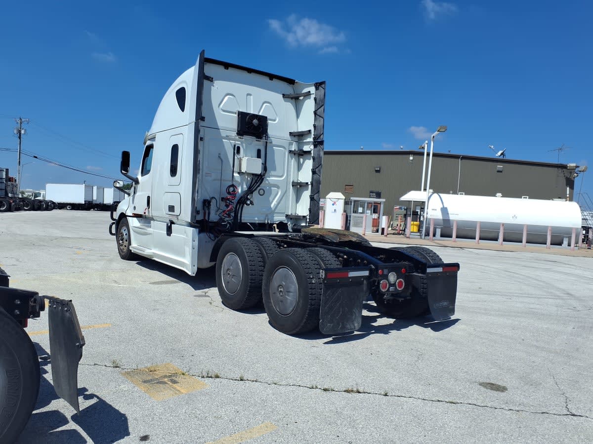 2020 Freightliner Cascadia in Fort Worth, TX — photo 6
