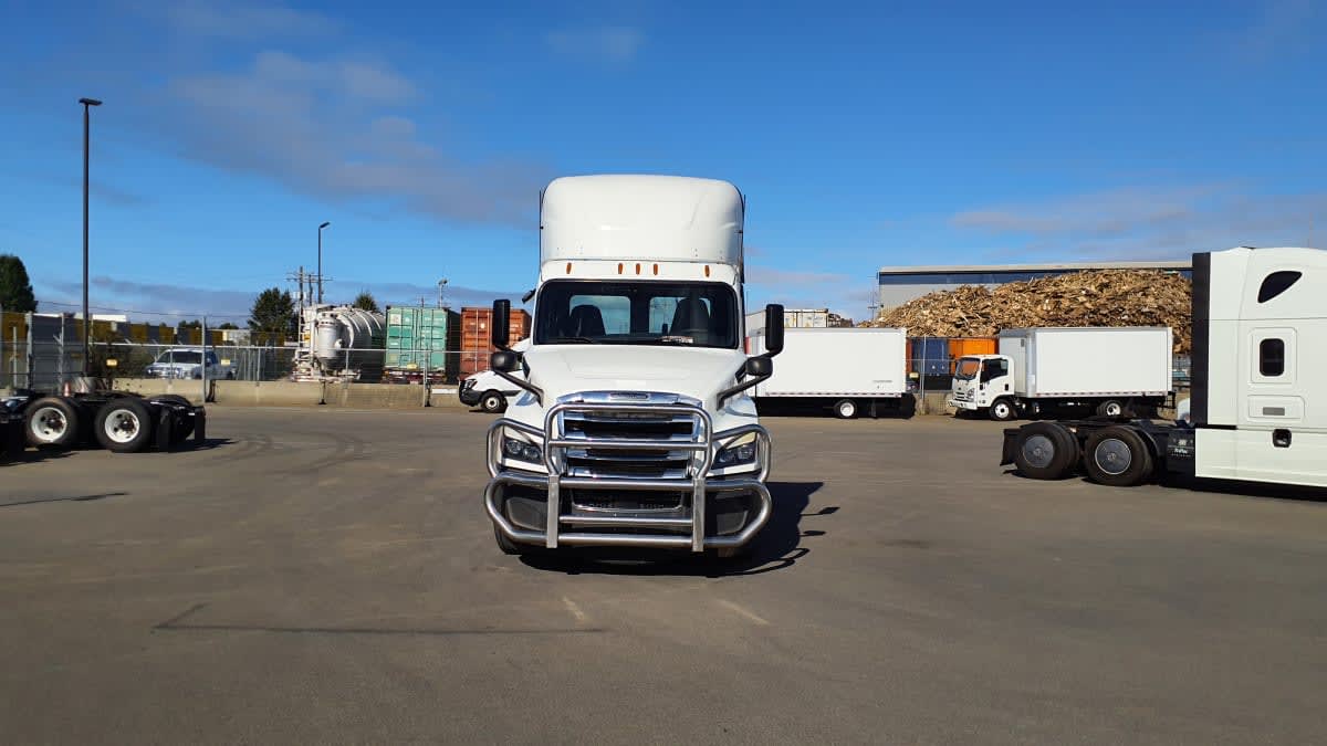 2020 Freightliner Cascadia in Tacoma, WA — photo 2