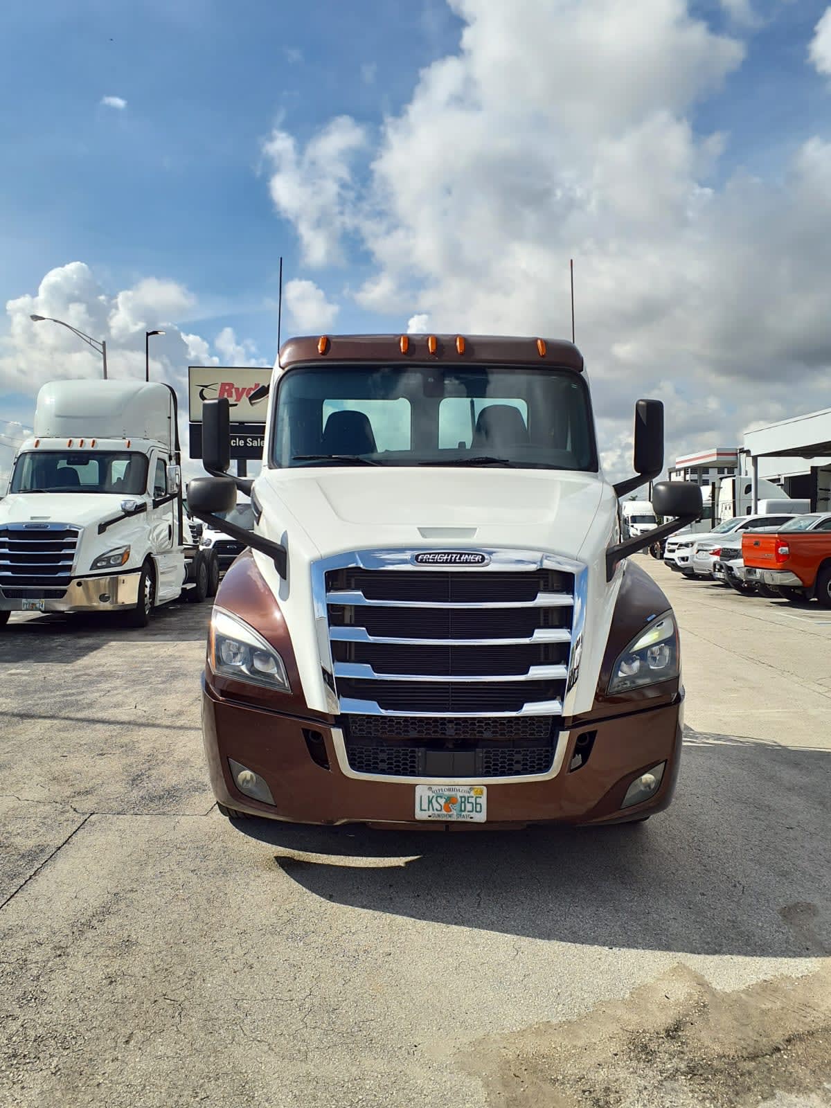 2020 Freightliner Cascadia in Miami, FL — photo 2