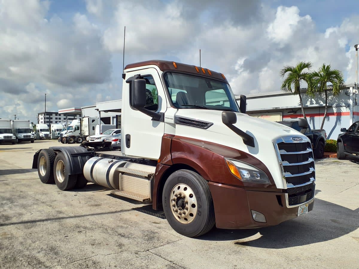 2020 Freightliner Cascadia in Miami, FL — photo 3