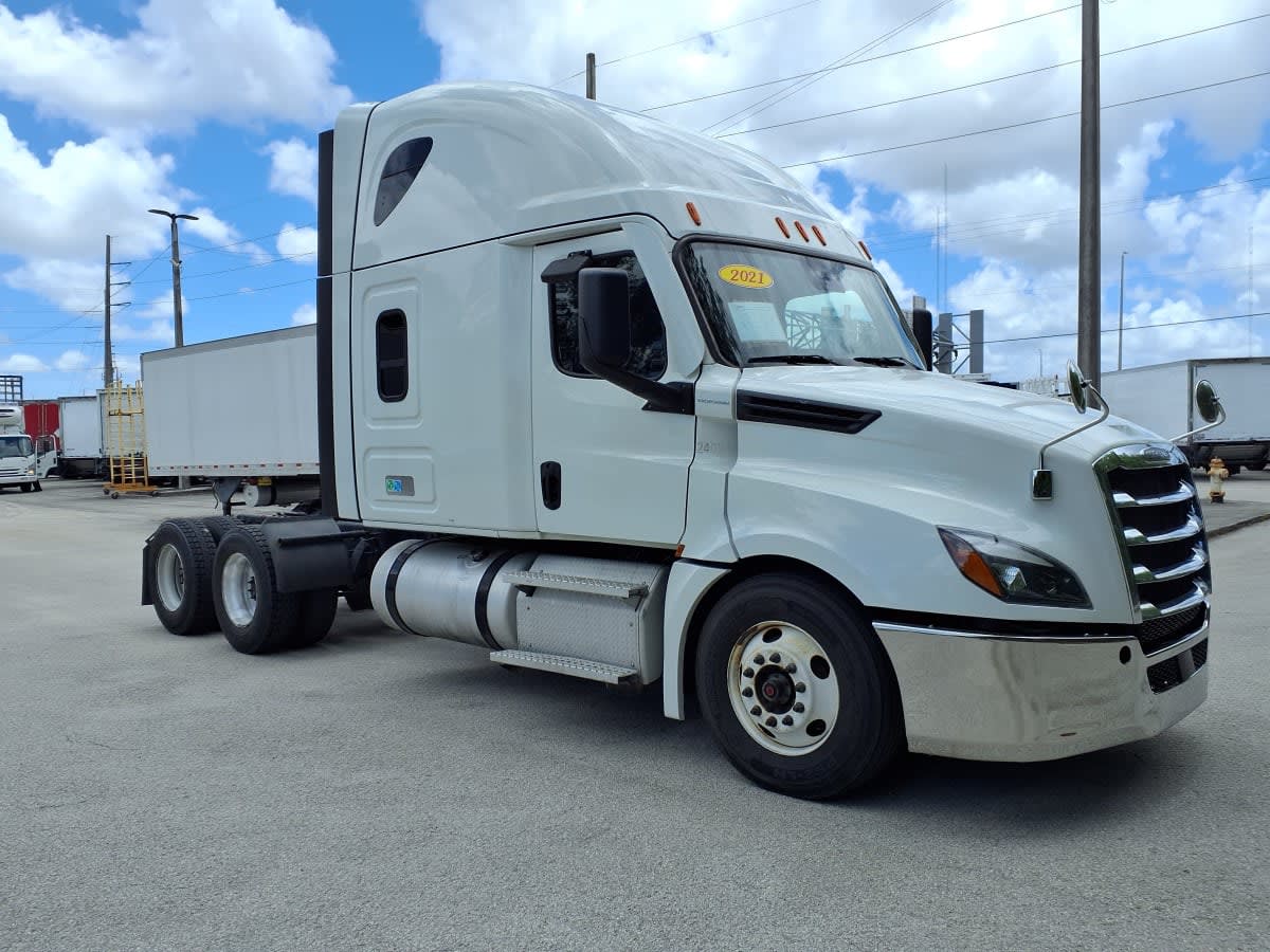 2020 Freightliner Cascadia in Davie, FL — photo 3