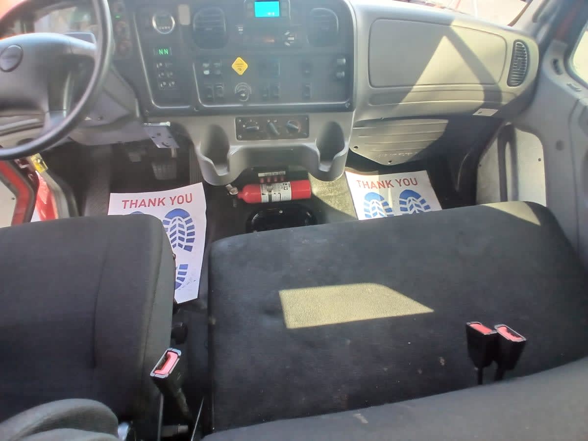 2020 Freightliner/Mercedes M2 106 240943