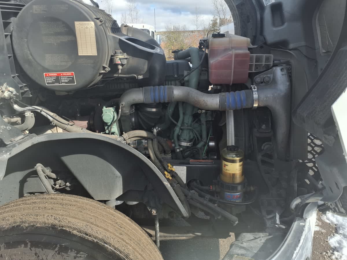 2020 Volvo - image 13