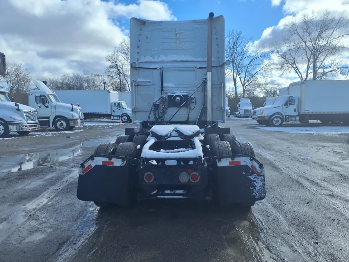 2020 Volvo - image 5