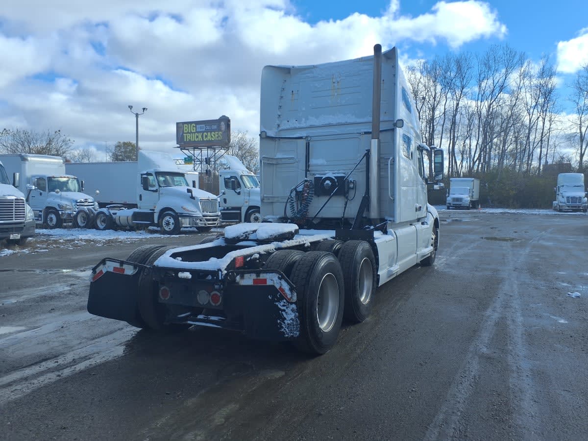 2020 Volvo - image 4