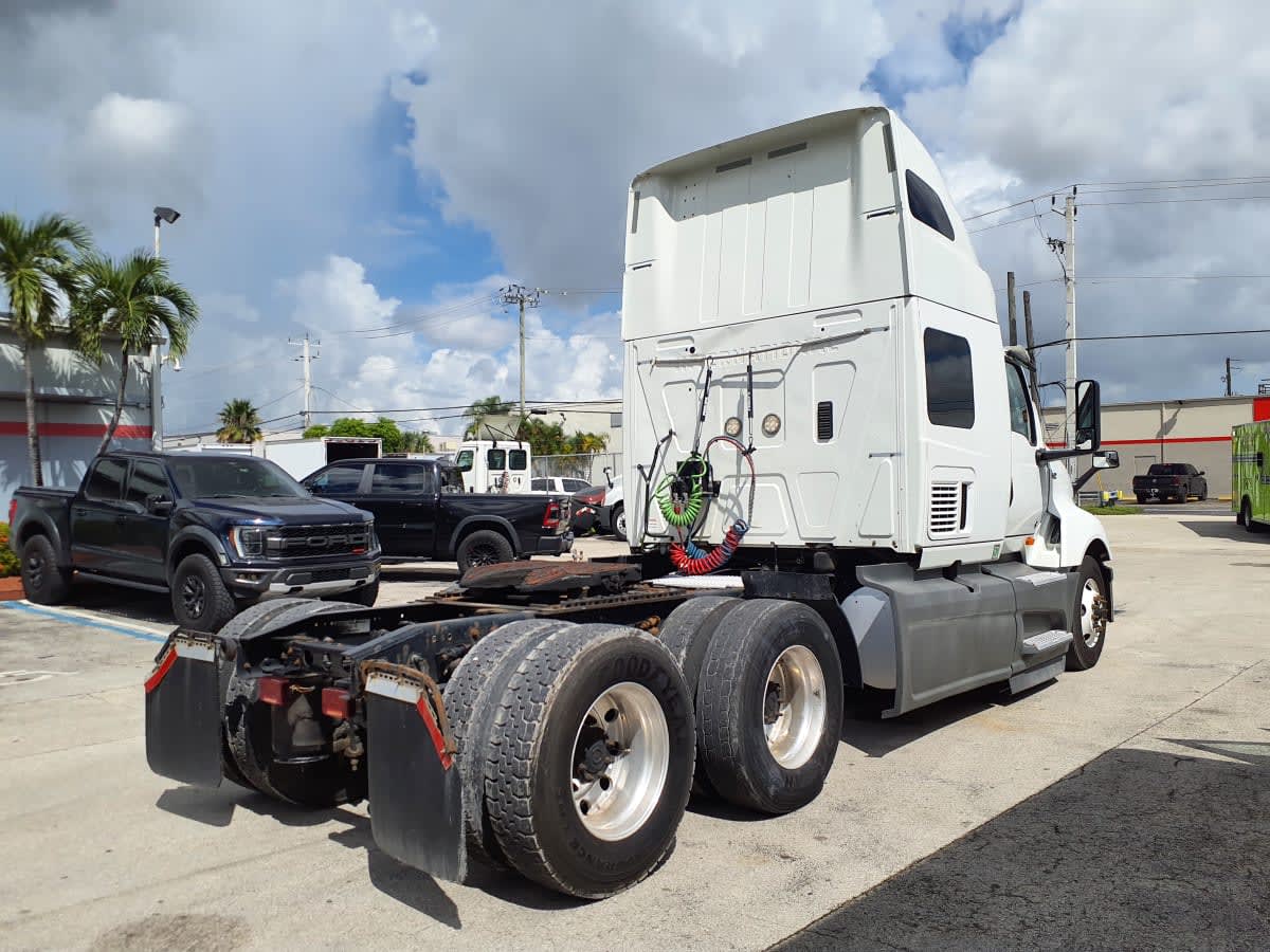 2020 International LT in Miami, FL — photo 4