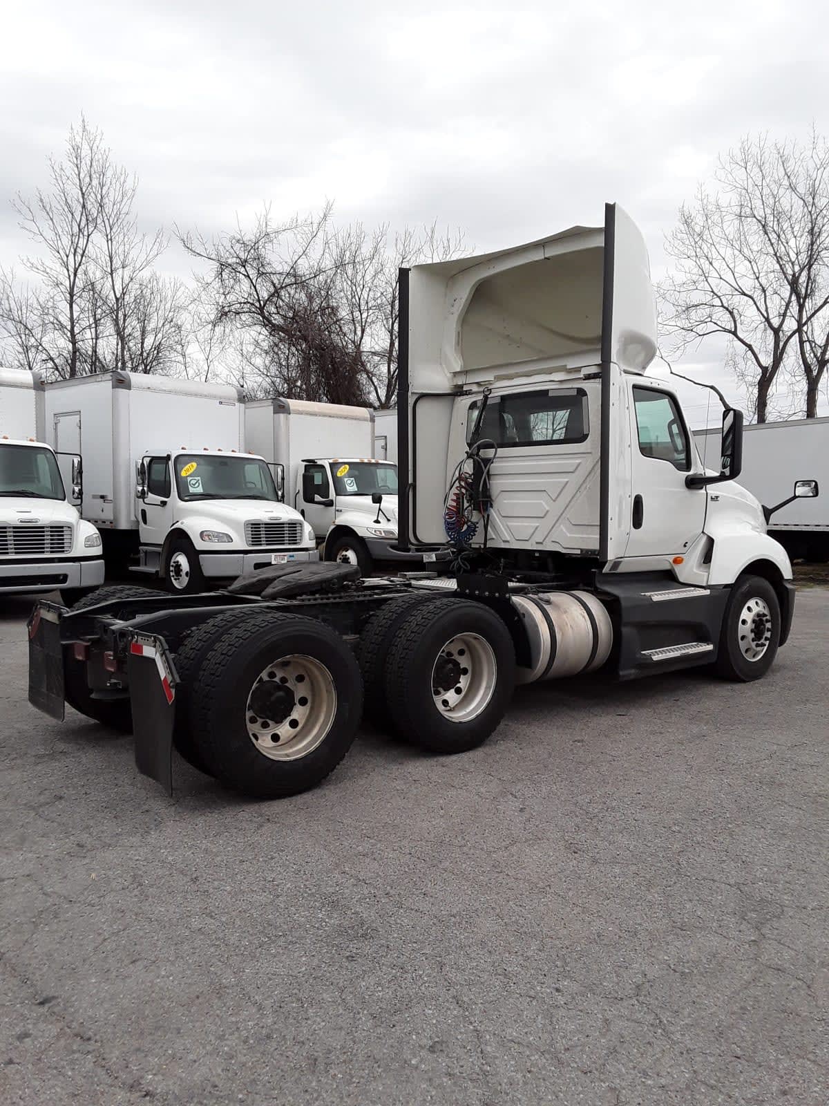 2020 Navistar International LT625 DAYCAB T/A 241851