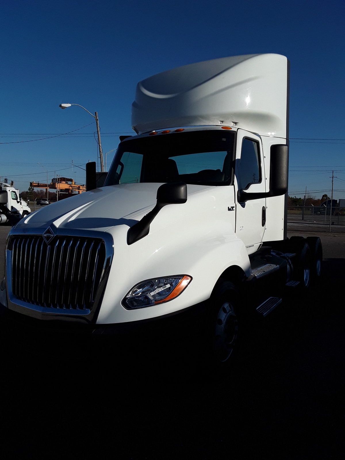 2020 Navistar International LT625 DAYCAB T/A 241879