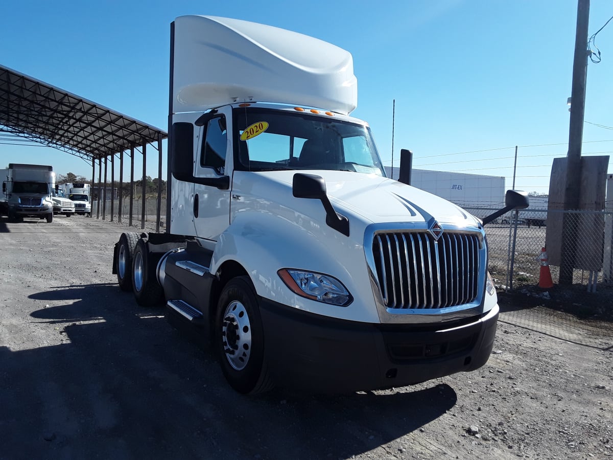 2020 Navistar International LT625 DAYCAB T/A 241883