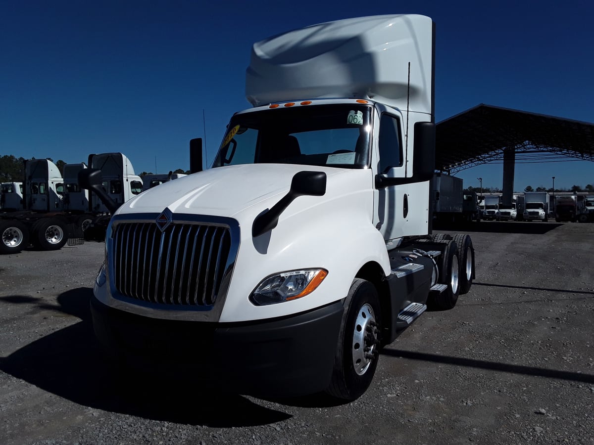 2020 Navistar International LT625 DAYCAB T/A 241890