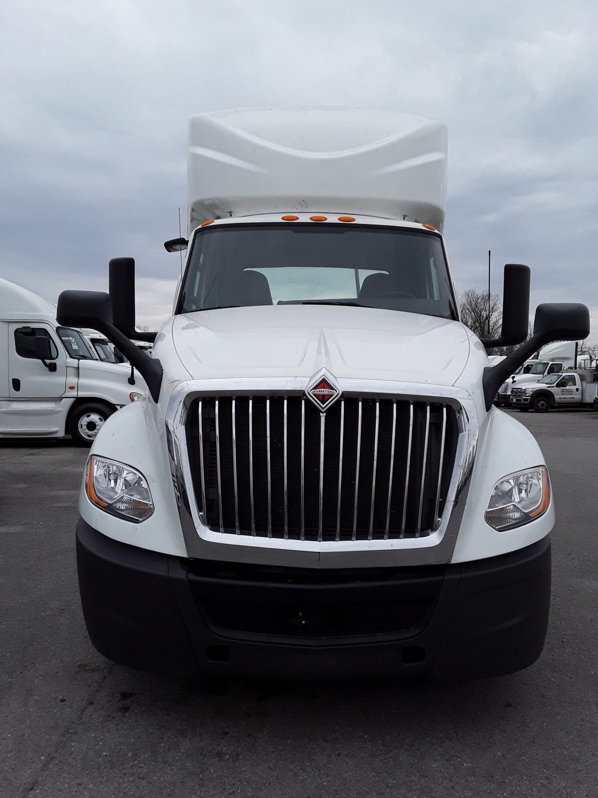 2020 Navistar International LT625 DAYCAB T/A 242100