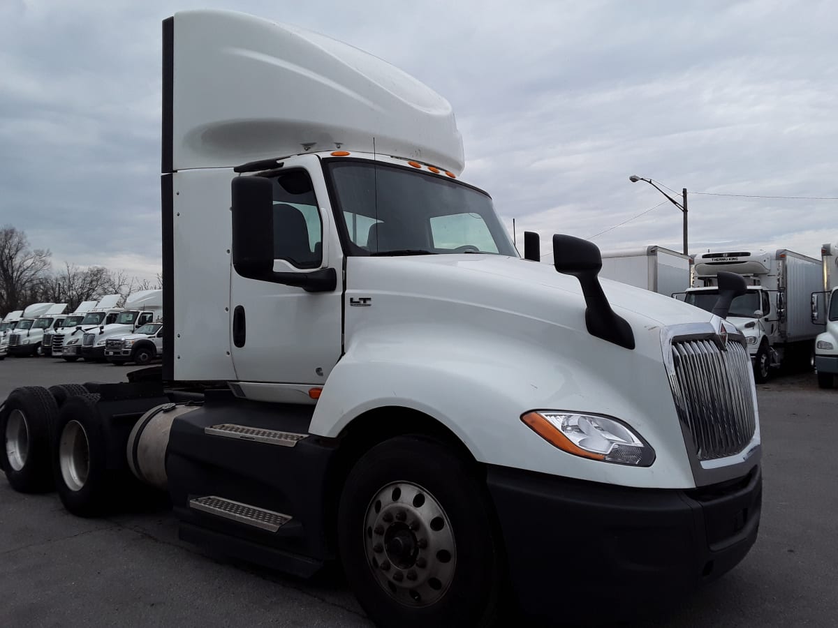 2020 Navistar International LT625 DAYCAB T/A 242100