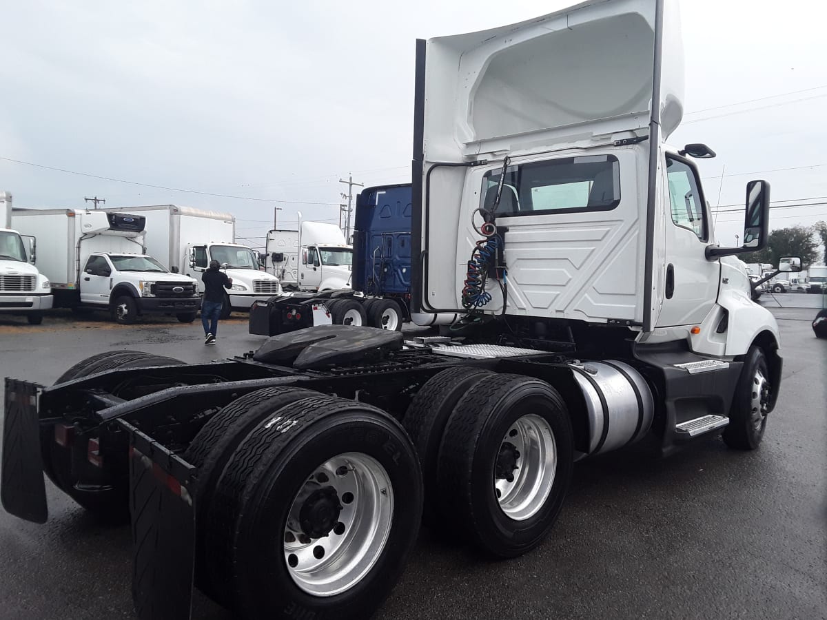 2020 Navistar International LT625 DAYCAB T/A 242106