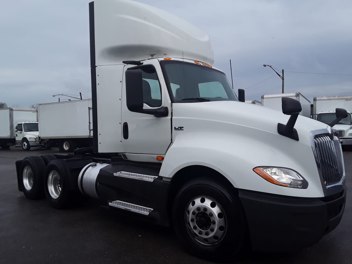 2020 Navistar International LT625 DAYCAB T/A 242106