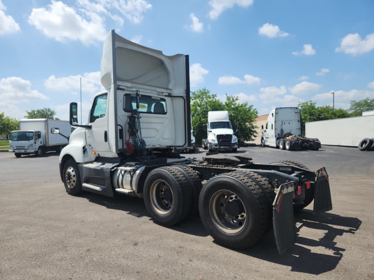 2020 Navistar International LT625 DAYCAB T/A 242107