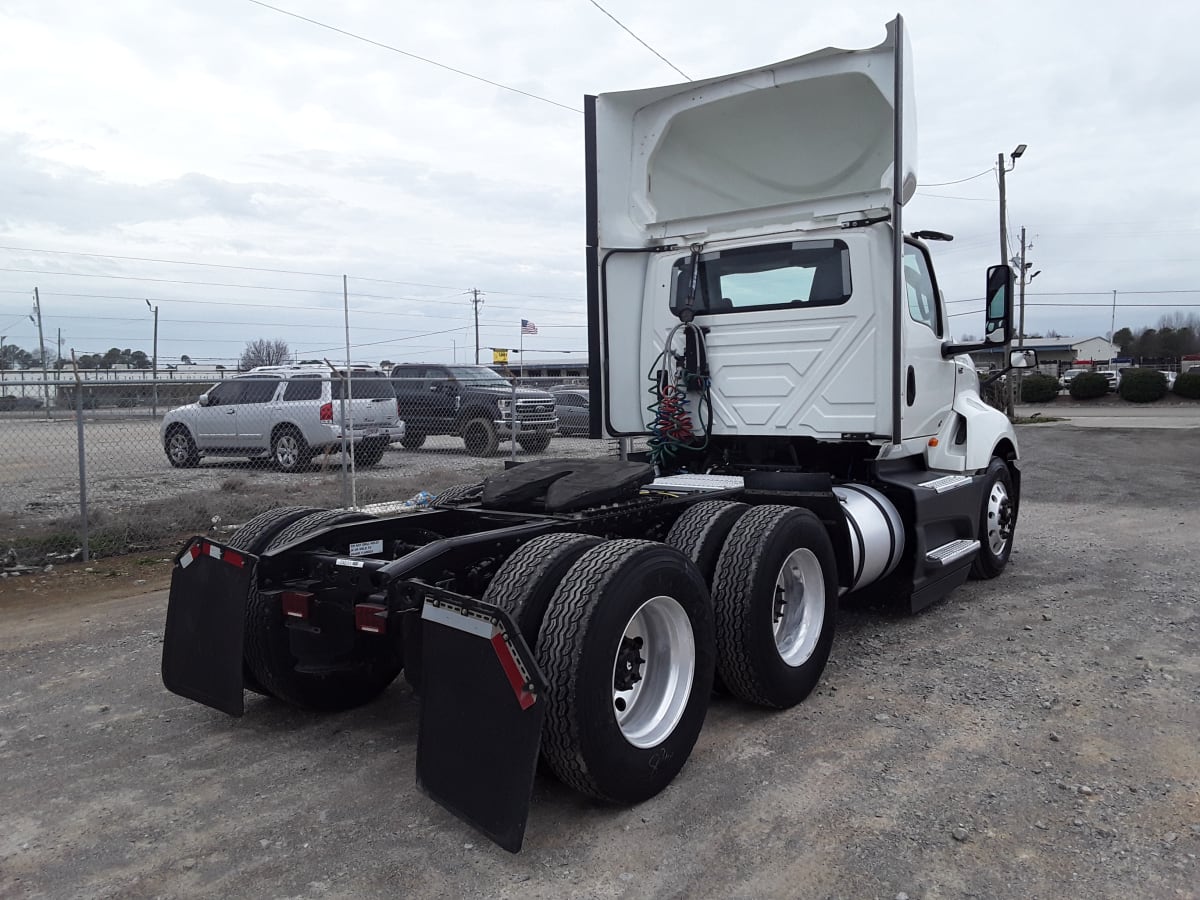 2020 Navistar International LT625 DAYCAB T/A 242111