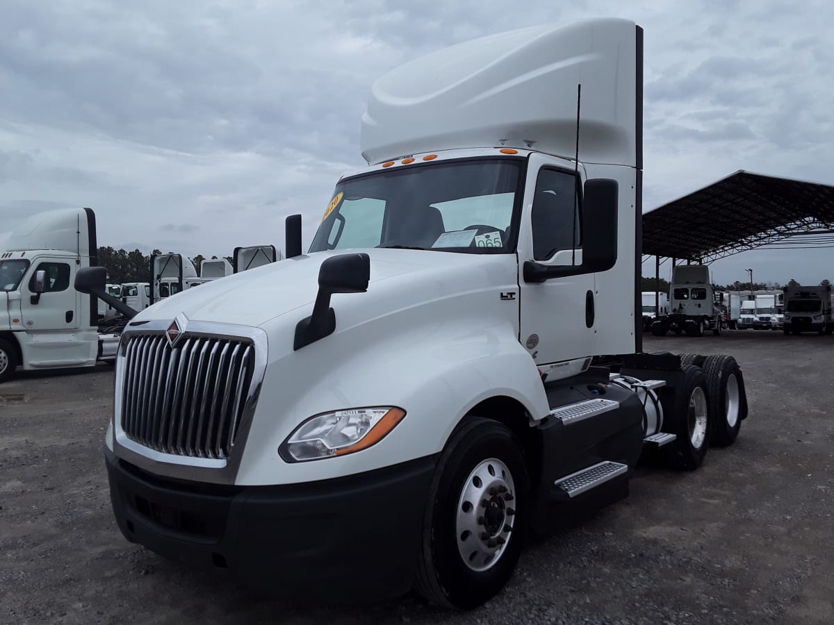 2020 Navistar International LT625 DAYCAB T/A 242111