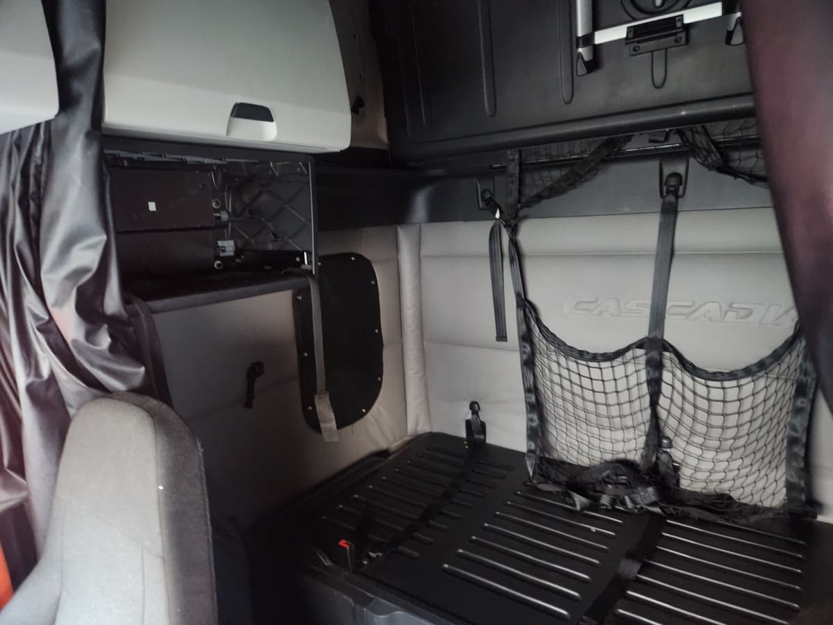 2020 Freightliner NEW CASCADIA 126 243060