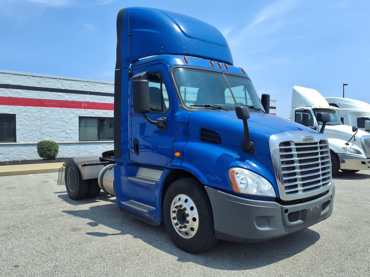 2020 Freightliner Cascadia in Cleveland, OH — photo 3