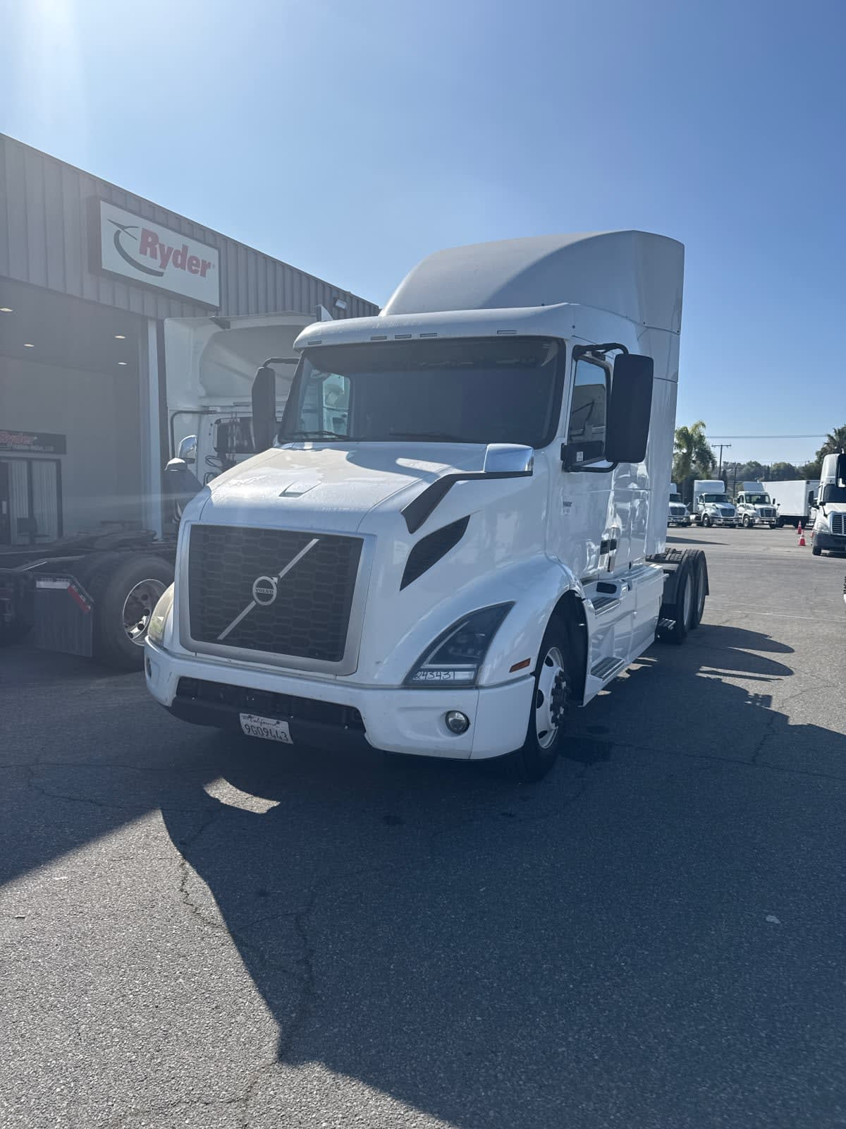 2020 Volvo - image 3