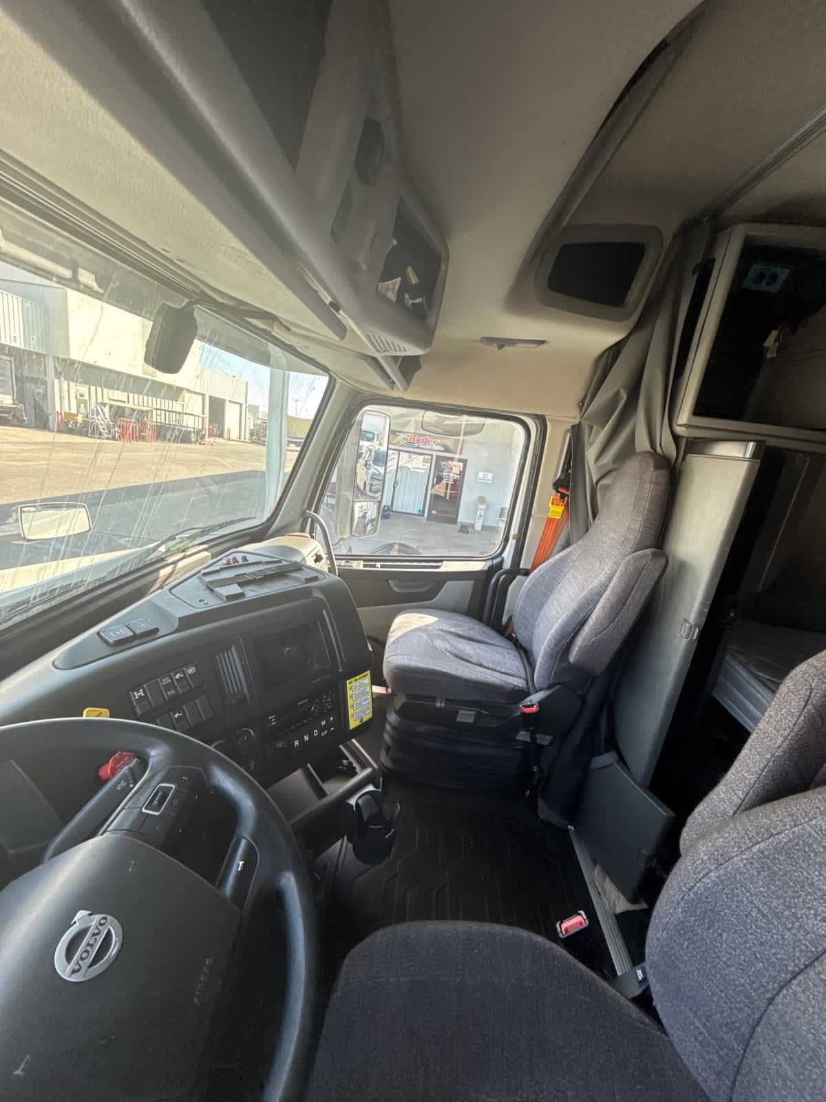 2020 Volvo - image 7