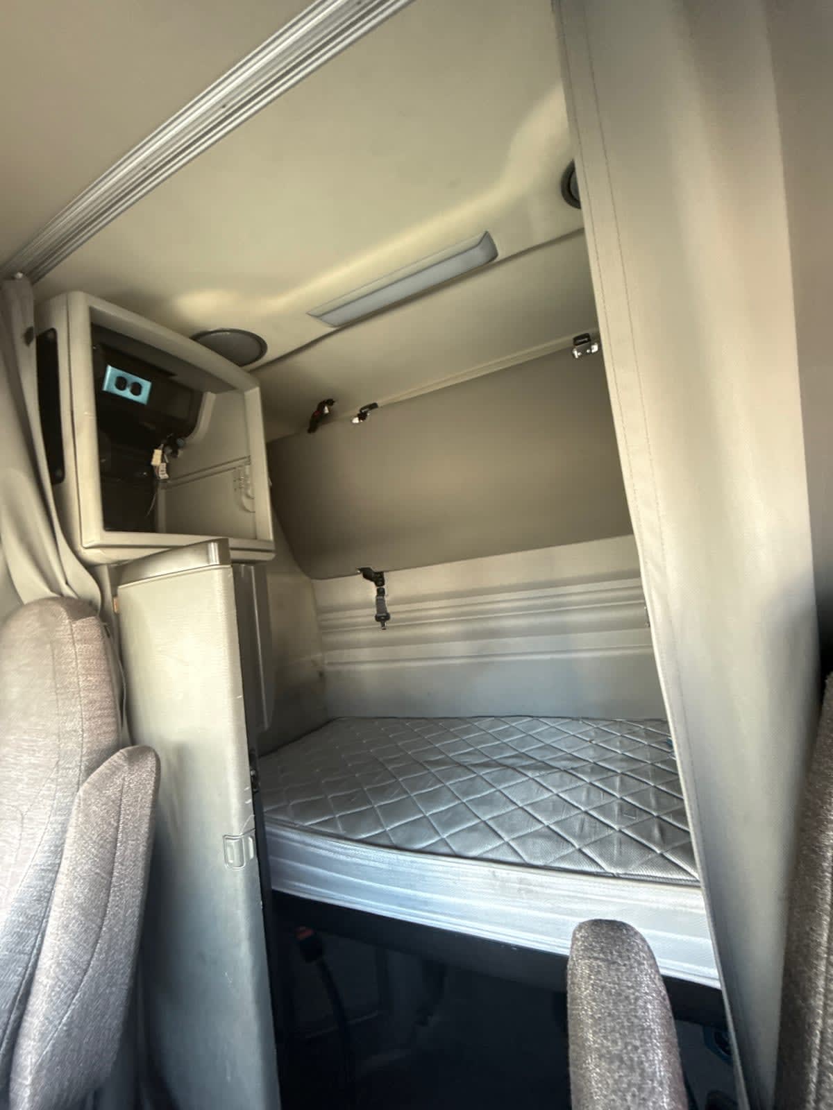 2020 Volvo - image 8