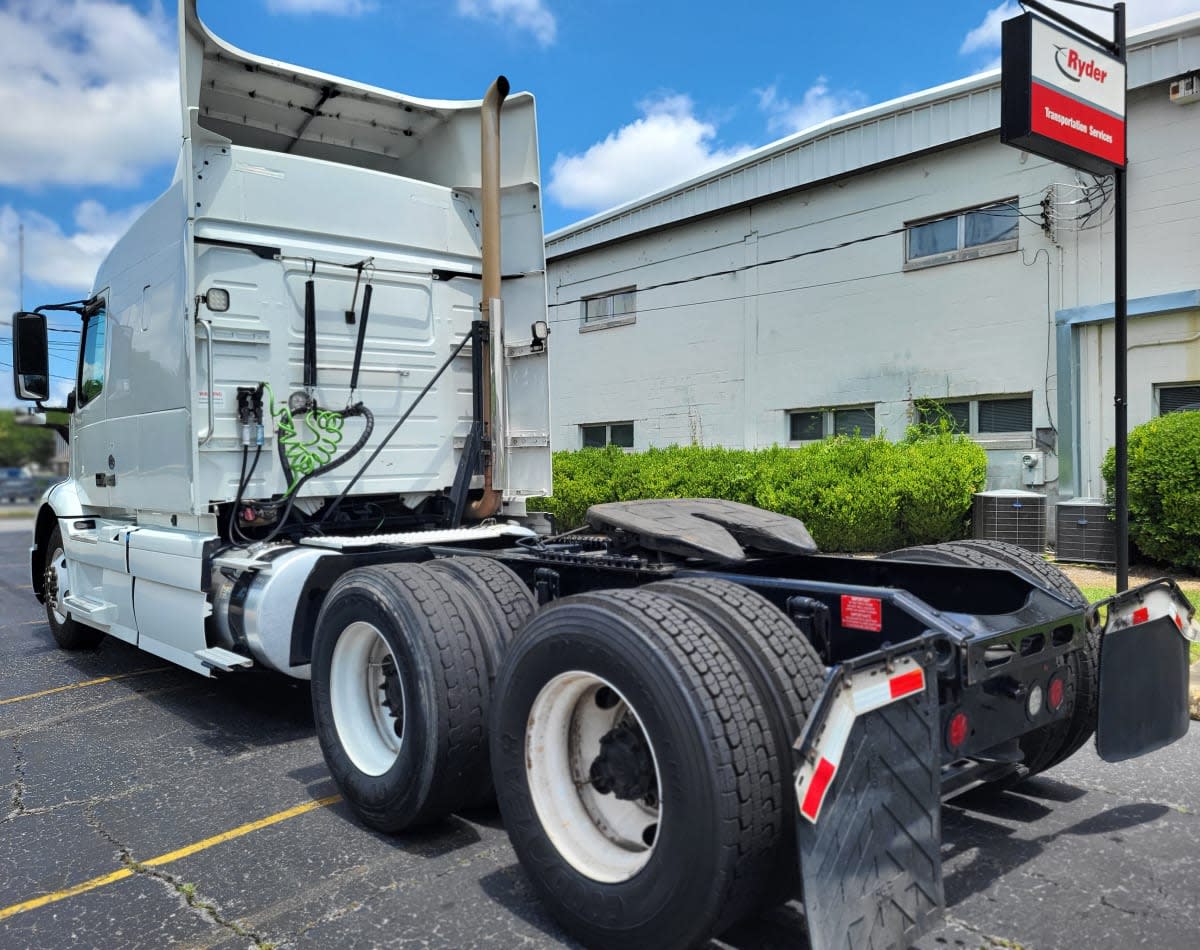 2020 Volvo VNR 640 in Jacksonville, FL — photo 6