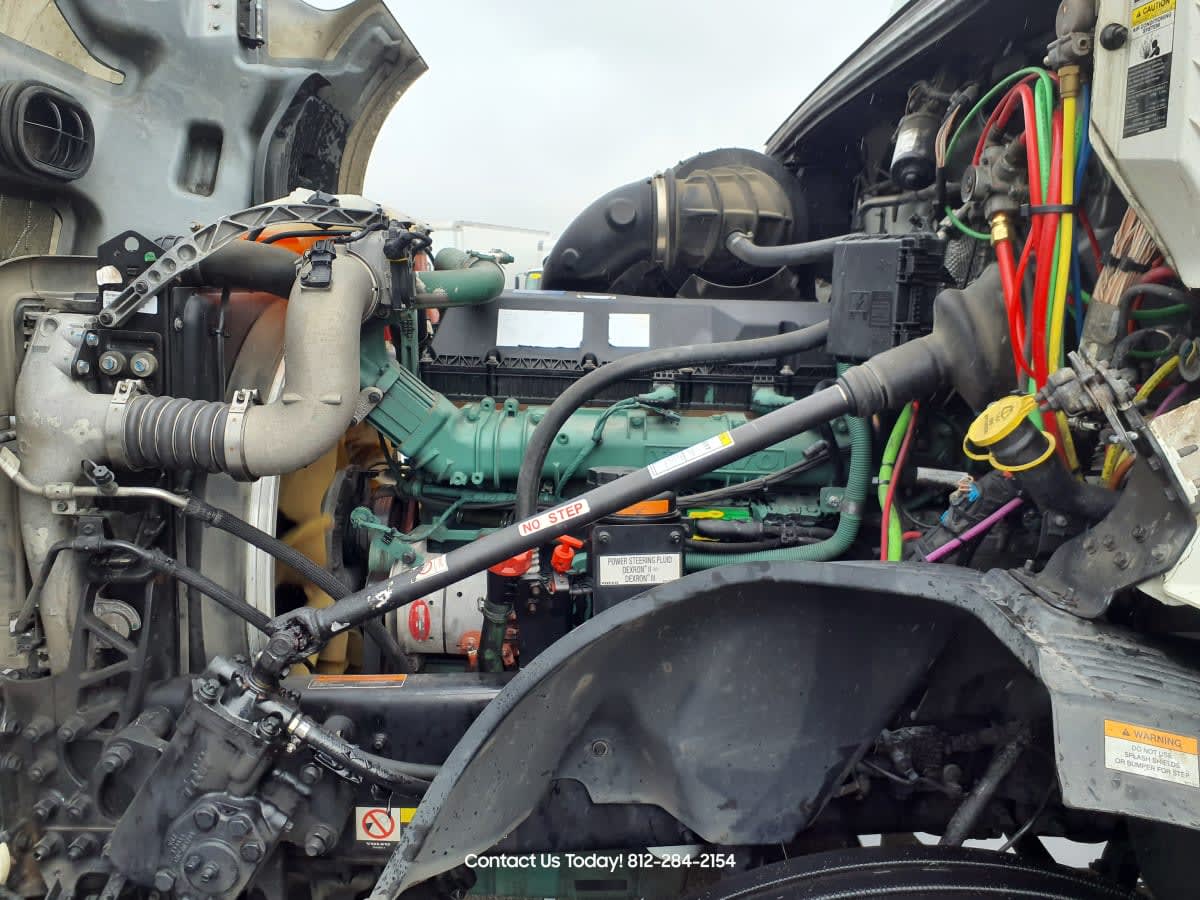 2020 Volvo VNL64T-300 244220