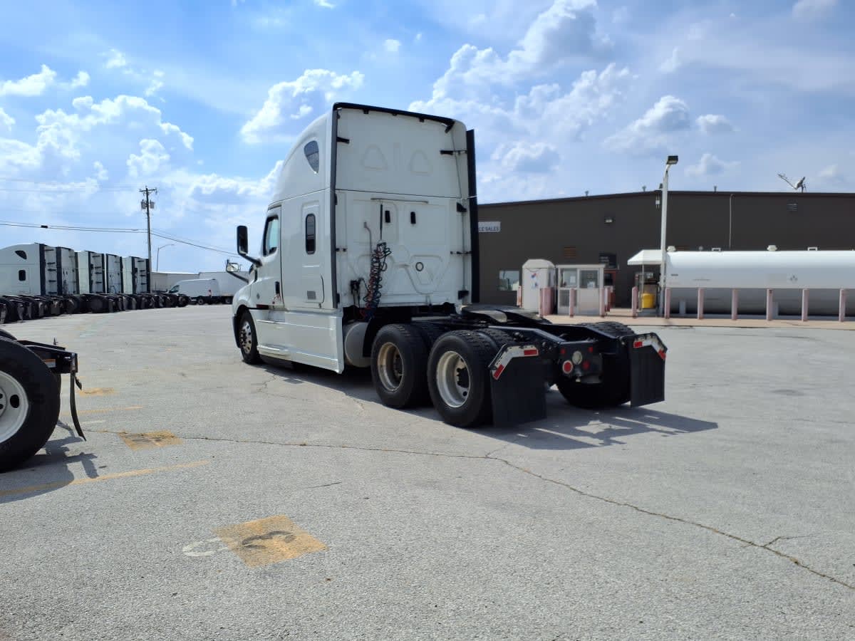 2020 Freightliner Cascadia in Fort Worth, TX — photo 6