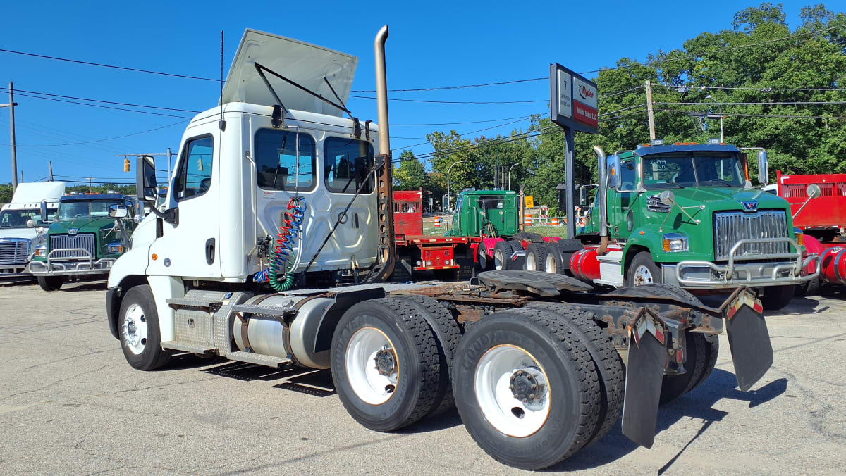 2020 Freightliner Cascadia in Warwick, RI — photo 6
