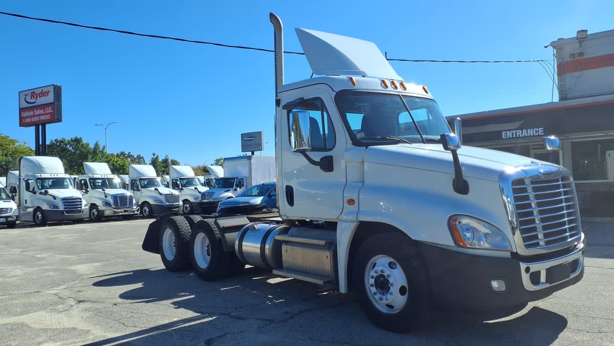 2020 Freightliner Cascadia in Warwick, RI — photo 3