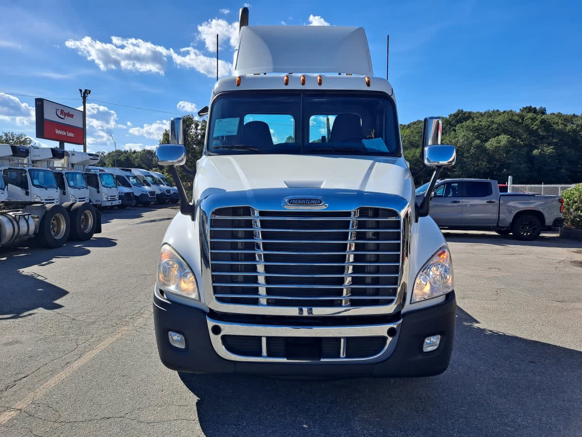 2020 Freightliner Cascadia in Salisbury, MA — photo 2