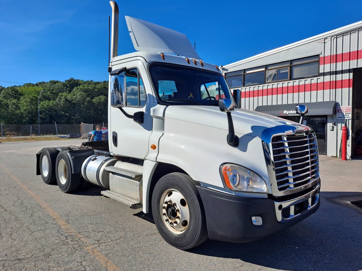 2020 Freightliner Cascadia in Salisbury, MA — photo 3