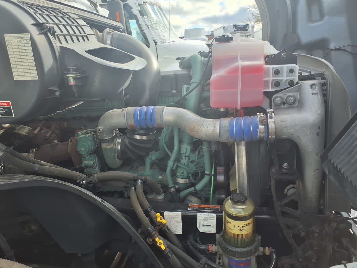 2020 Volvo - image 13