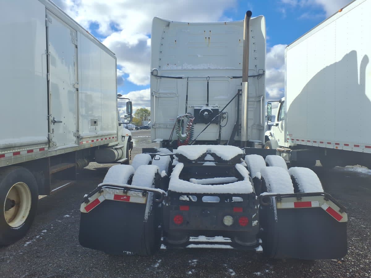 2020 Volvo - image 5