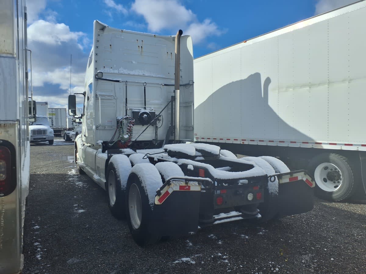 2020 Volvo - image 6