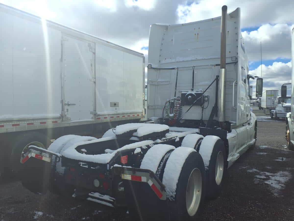 2020 Volvo - image 4