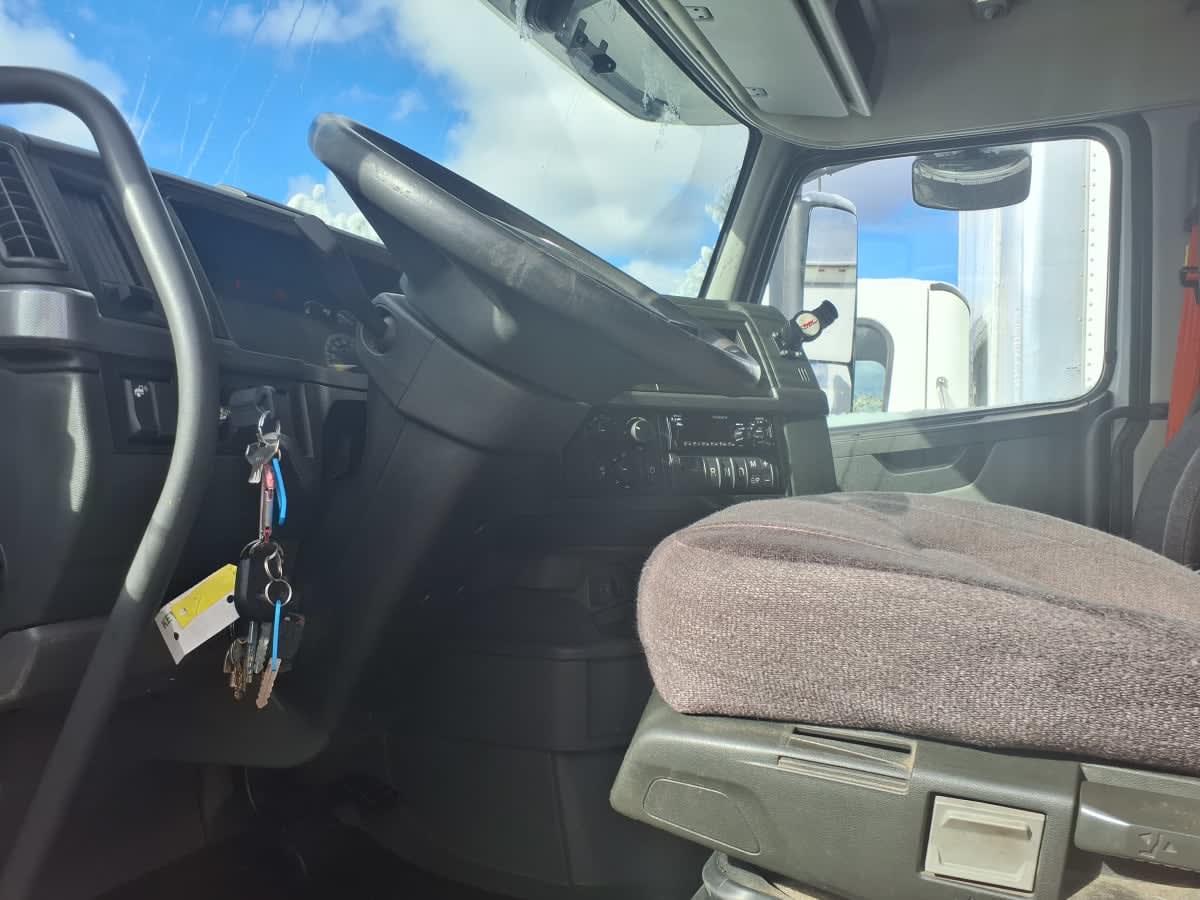 2020 Volvo - image 7