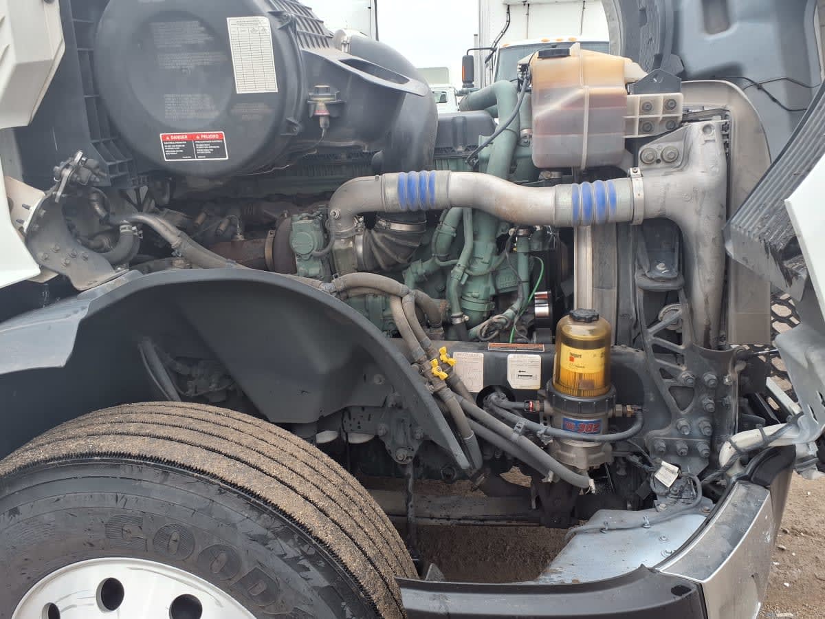 2020 Volvo - image 23