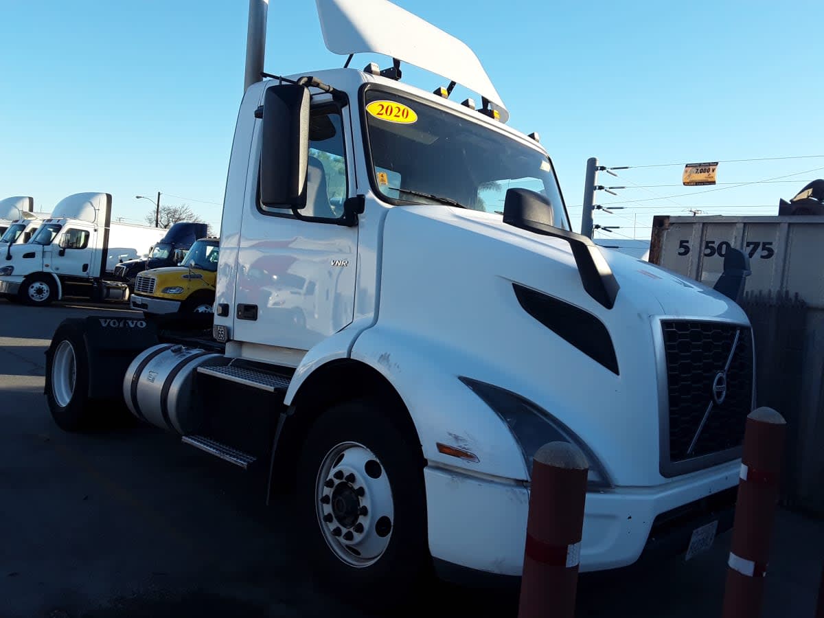 2020 Volvo - image 3