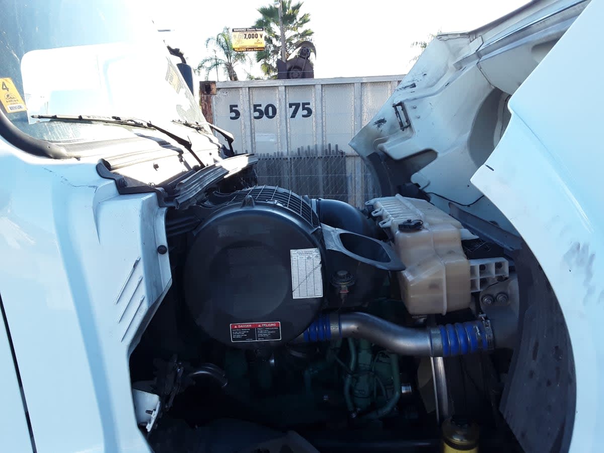 2020 Volvo - image 8