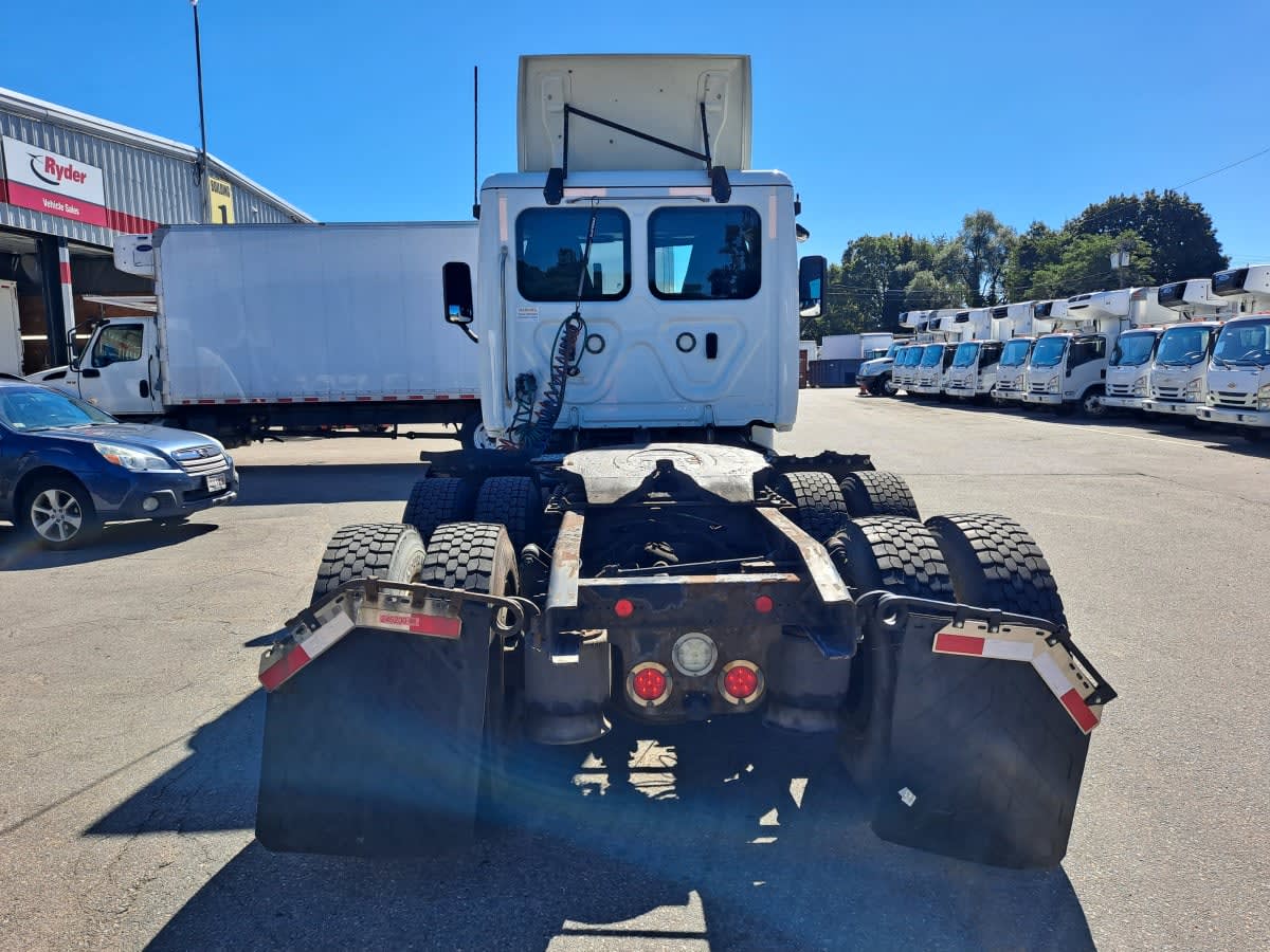 2020 Freightliner Cascadia in Salisbury, MA — photo 5