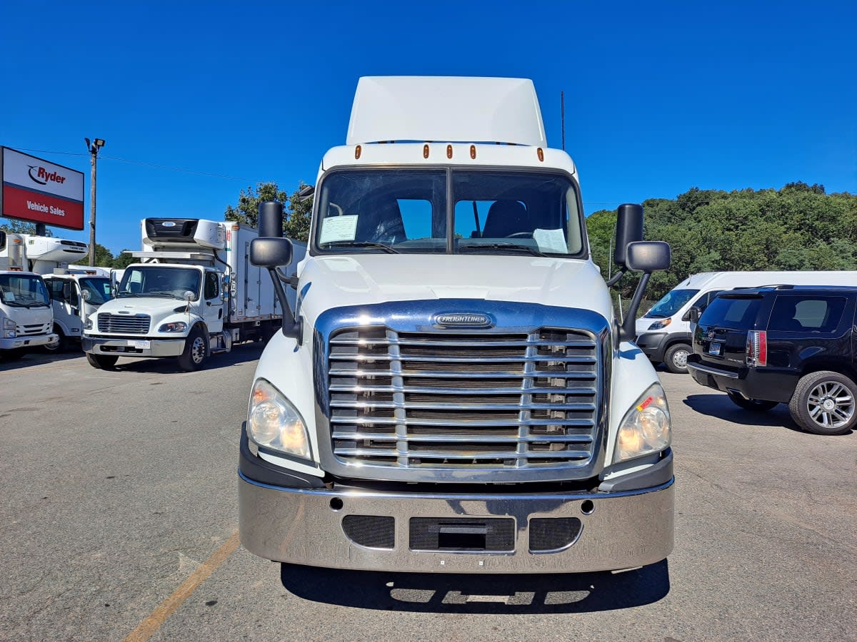 2020 Freightliner Cascadia in Salisbury, MA — photo 2