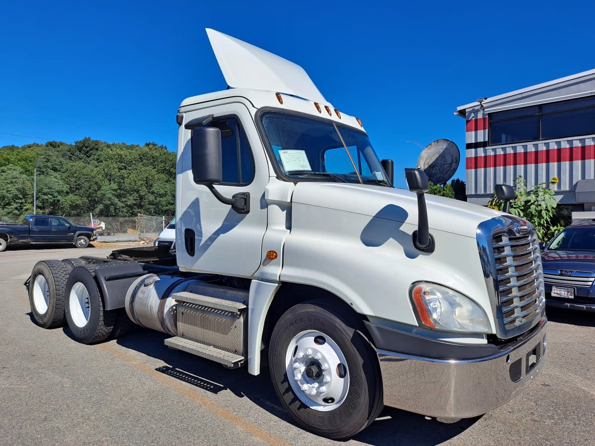 2020 Freightliner Cascadia in Salisbury, MA — photo 3