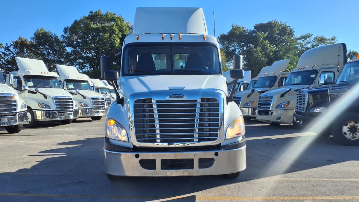 2020 Freightliner Cascadia in Salisbury, MA — photo 2