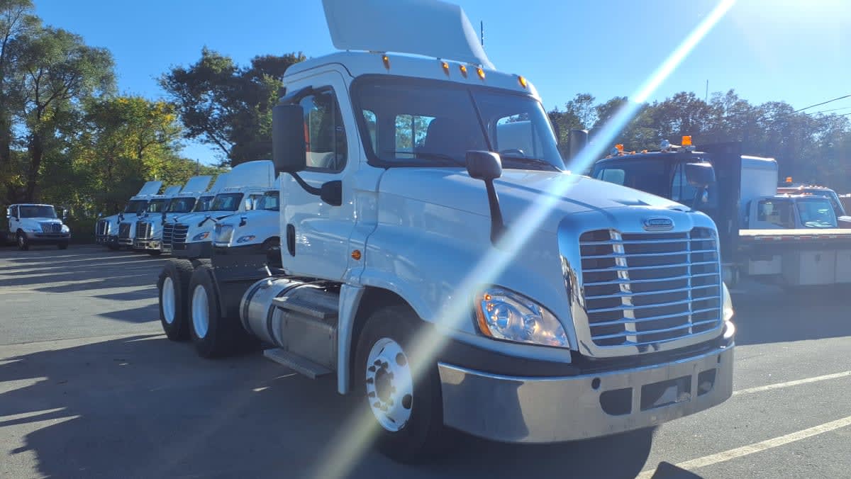 2020 Freightliner Cascadia in Salisbury, MA — photo 3