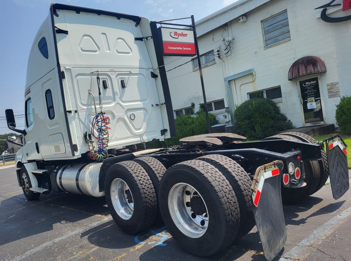 2020 Freightliner Cascadia in Jacksonville, FL — photo 6